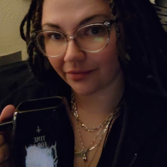 Meet your Posher - Rina - Picture 2 of 3